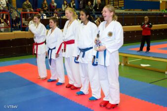 Eva-Maria Sündermann freut sich über den Pokal