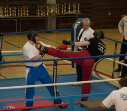 Luan mit einem Roundhouse Kick