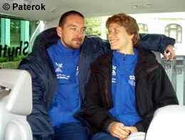 Alex und Heidi werden mit dem Shuttle zum Pressetraining abgeholt