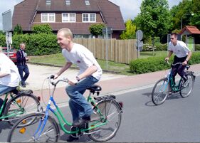 Christian Meyer (vorn) und Lutz Möhle von den "VTB Budo Boys" beim Fahrrad-Sprint