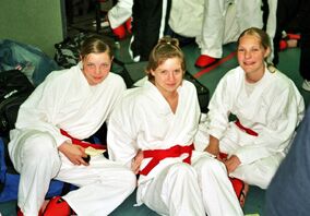 v.l.: Malina Krieg, Barbara Hlasek und Ilka Rogge warten auf ihren Einsatz