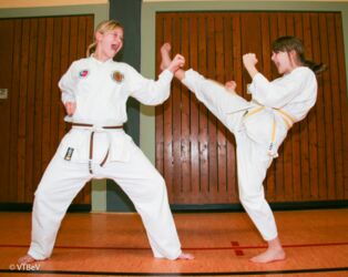 Vanessa Kolbe (r.) mit Ap Cha Chirugi