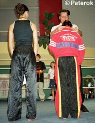 Debbie (r.) erhält die Silbermedaille