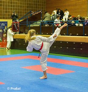 Katrin mit Mawashi Geri ...