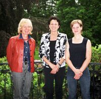 Barbara mit der Bundestagsabgeordneten Dagmar Freitag (Mitte) und einem Sportausschussmitglied (l.)