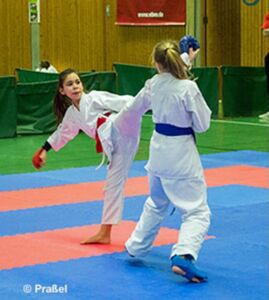 Latisha mit einem Mawashi Geri