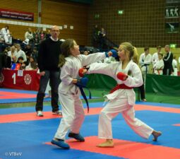 Jette Grundmann (r.) mit einem Gyaku Zuki