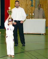 Leon Titz darf für den VTB Oldenburg den Pokal für den erfolgreichsten Verein entgegennehmen