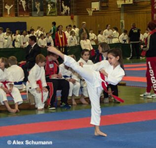 Latisha mit Mawashi Geri