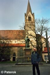 Axel vor dem Martin Luther Denkmal in Erfurt