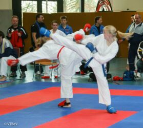 Hanna Brumund (r.) mit Ura Mawashi Geri
