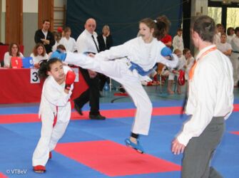 Katrin Schwarze (r.) mit Mawashi Tobi Geri