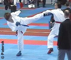 Heidi (l.) bedrängt Anika Pögel mit Mawashi Geri