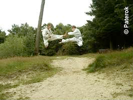 Florian Adler und Sebastian Smid üben Sprungtechniken